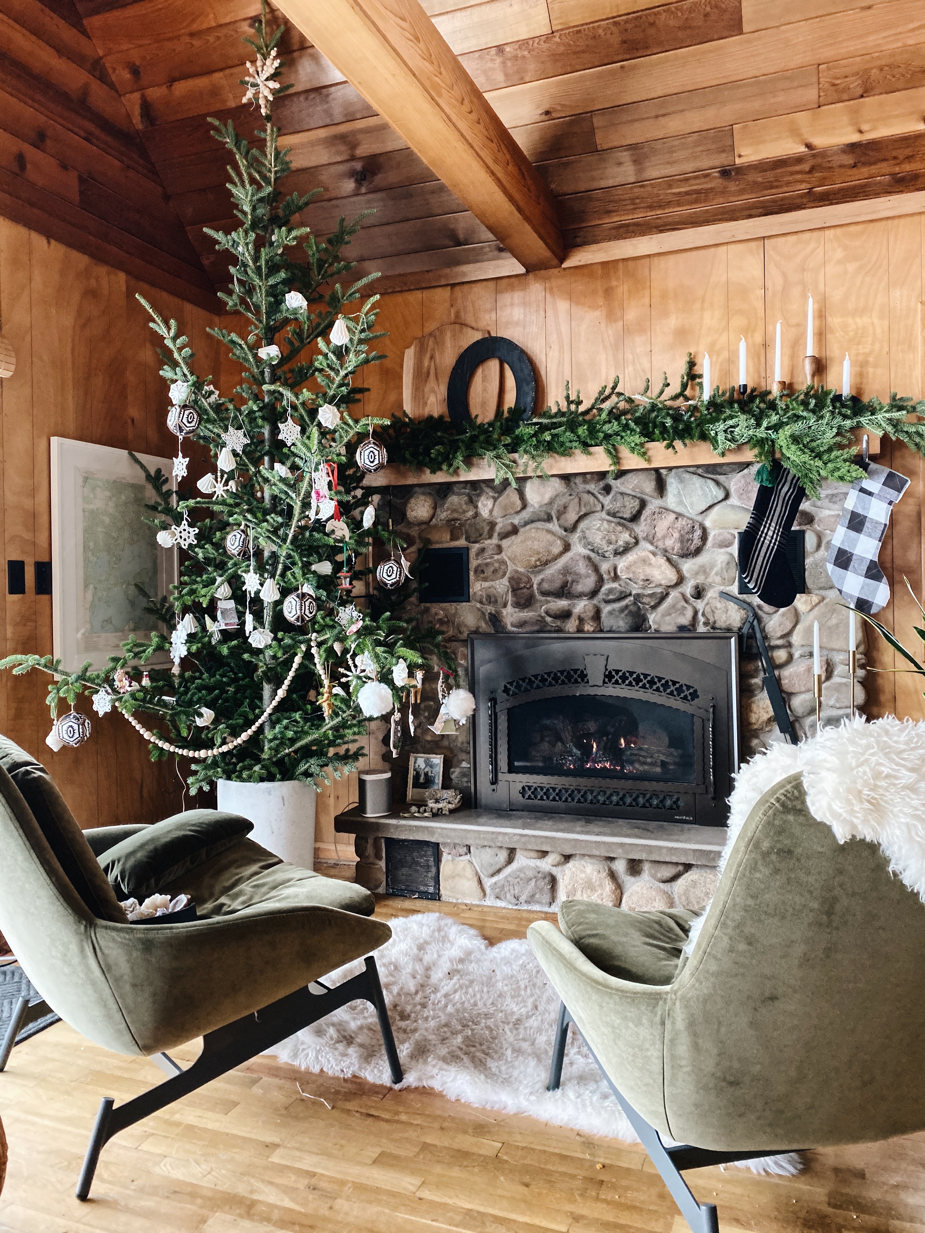 Holiday Decorating for a Minimal Rustic Christmas - Deuce Cities Henhouse